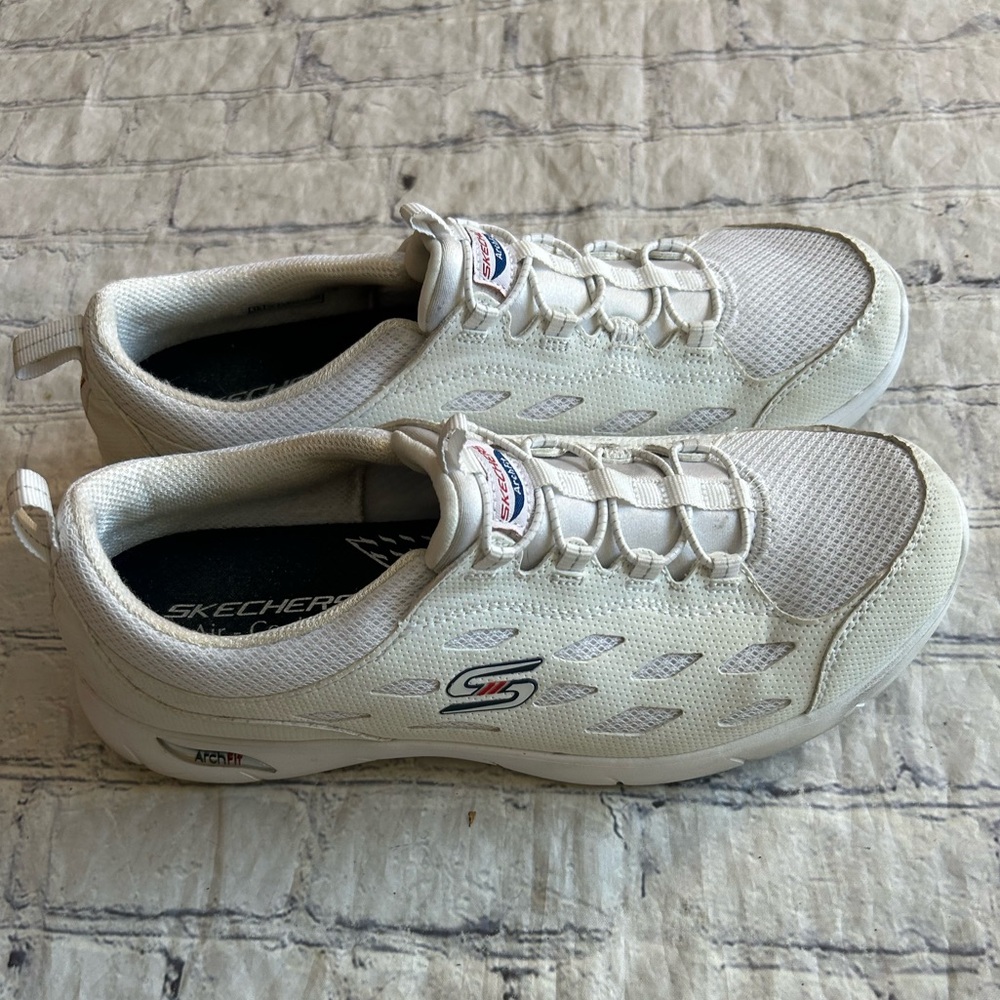 SKECHERS ARCH FIT AIR-COOLED WHITE BUNGEE TIE WALKING COMFORT WOMEN’S SNEAKERS